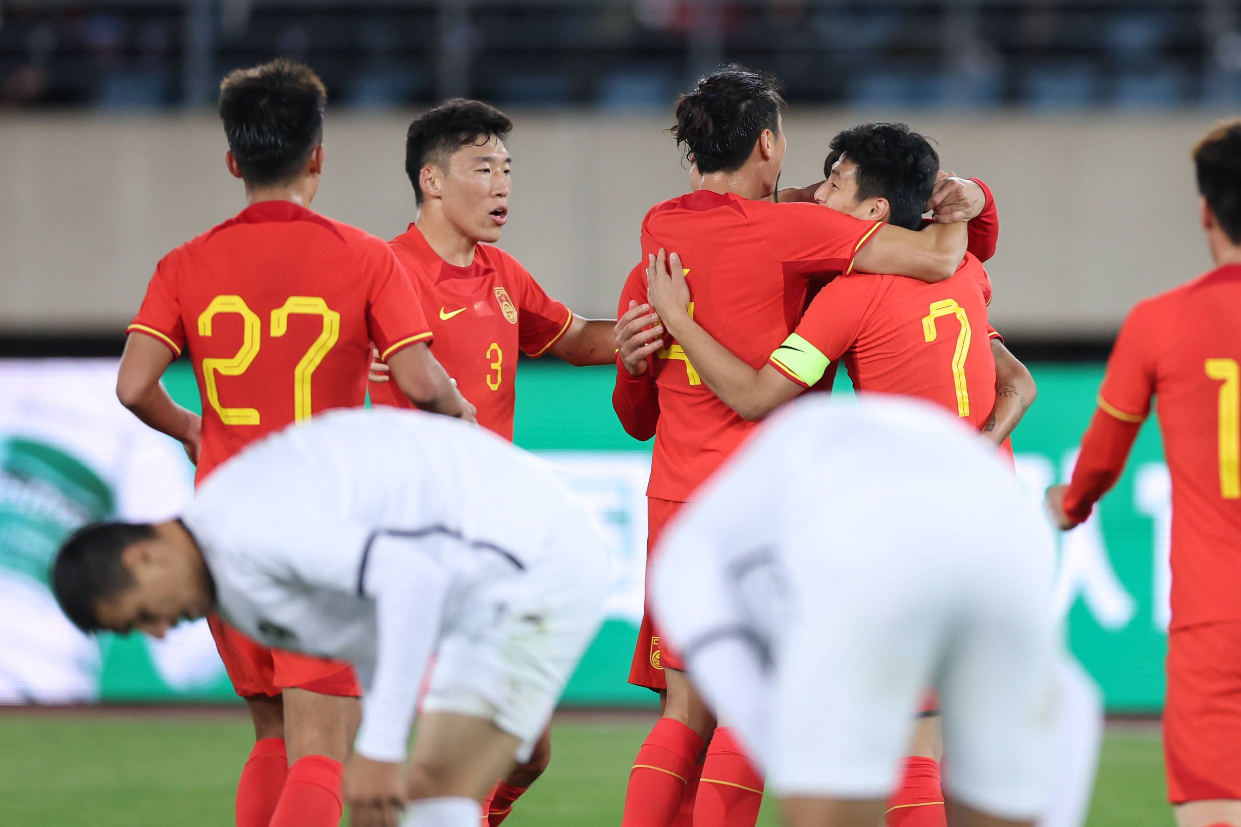 今日焦点战预告14:00 澳超 麦克阿瑟FC VS 惠灵顿凤凰 近期状态火热的两队可否在本轮联赛收官战中贡献出一场精彩对决？03:45 意甲 亚特兰大 VS 萨勒尼塔纳 双线作战、饱受伤病困扰的亚特兰大在主场全取3分延续胜势？04:00 西甲 赫罗纳 VS 阿拉维斯 本赛季西甲最大黑马赫罗纳借助主场之利反超皇马重新登顶？事件赛季报销+无缘欧洲杯！